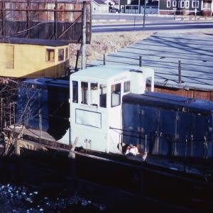 GE 44 TONNER BEING USED BY THE CONNECTICUT COMPANY WITH CONNECTICT COMPANY FREIGHT MOTOR IN THR BACKGROUND - ASSUMED TO BE LOCATED AT CONNECTICUT COMPANY ENGKINE FACILITY IN EAST NORTHFORD