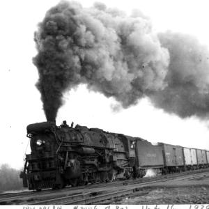 R-3-a 4-8-2 #3556 pulling freight at Hartford, CT. Reefer block.