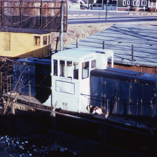 GE 44 TONNER BEING USED BY THE CONNECTICUT COMPANY WITH CONNECTICT COMPANY FREIGHT MOTOR IN THR BACKGROUND - ASSUMED TO BE LOCATED AT CONNECTICUT COMPANY ENGKINE FACILITY IN EAST NORTHFORD