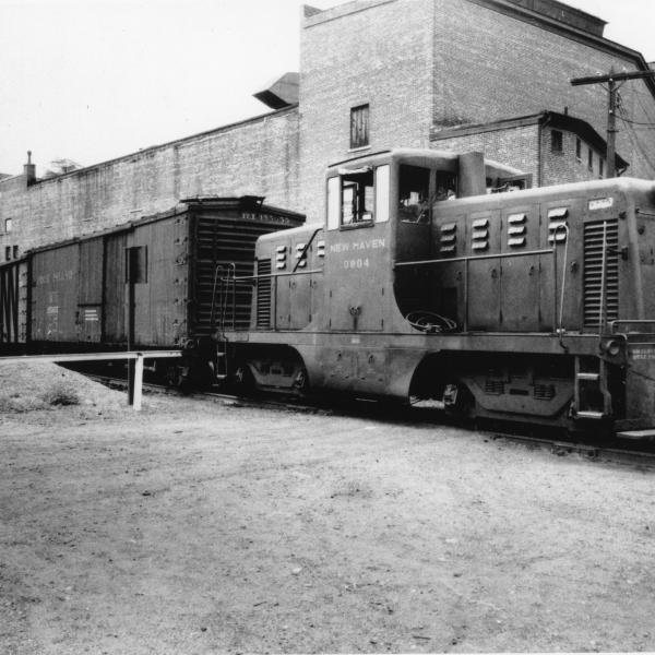 GE 44-tonner #0804 in green delivery scheme, switching boxcars. Print version of PID 8291